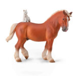 braunes Zugpferd mit einer Katze auf ihrem Rücken von CollectA