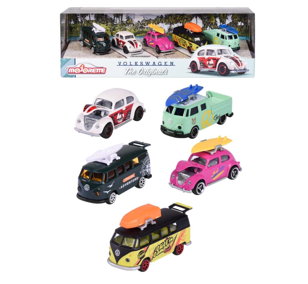 Majorette VW The Originals Geschenk-Set, bestehend aus fünf verschiedenen Volkswagen Modellautos, darunter ein VW Käfer und verschiedene T1 Busse in bunten Farben und mit thematischen Designs wie Surf- und Adventure-Looks.