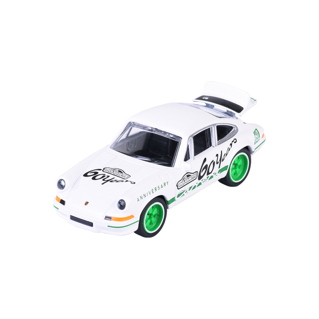 Majorette Porsche 911 Carrera RS 2.7 – Vorderansicht des Jubiläums-Modellautos in Weiß mit grünen Details und authentischen Porsche-Elementen.