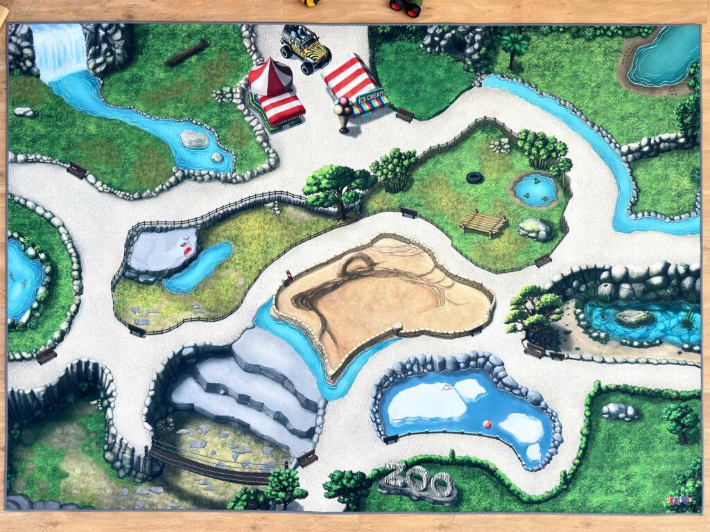 Übersichtsfoto eines 200x140 cm großen Zoo-Spielteppichs ohne Tiere, mit Gehegen, Wegen, Flüssen und Details wie Eisbärgehege, Savanne und Wasserfall