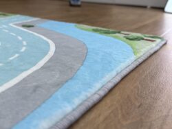 Fluffy Town Spielteppich mit Nahaufnahme der Teppichkante und weichem Material