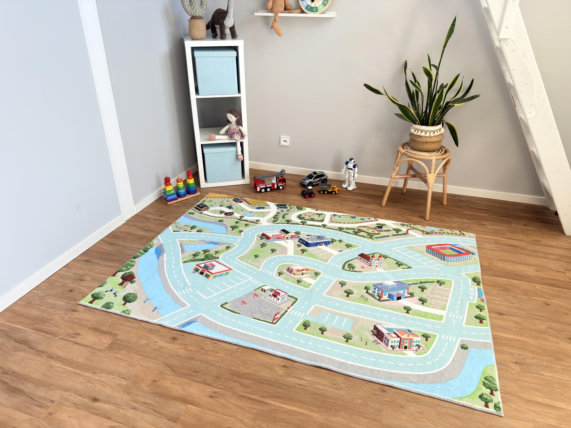 Fluffy Town Spielteppich – dekorativ und funktional im Kinderzimmer platziert Fluffy Town Spielteppich im Kinderzimmer mit Regal, Spielzeug und natürlichem Licht