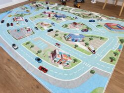 Spielteppich Fluffy Town mit Fahrzeugen, Tieren und Straßennetz in Spielsituation