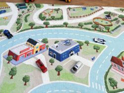 Polizei und Feuerwehr auf dem Fluffy Town Spielteppich mit Einsatzfahrzeugen