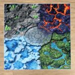 Draufsicht auf den Fantasy World Spielteppich 120x120 cm mit Eiswelt, Lavawelt, Dschungelwelt, Steinwelt und Battlearena in der Mitte.