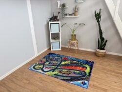 Spielteppich „Monster City“ 160×110 cm im Kinderzimmer – bunter Auto-Spielteppich mit Straßen, Rampen und Lava