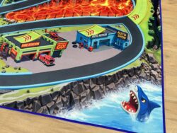 Spielteppich „Monster City“ 160×110 cm mit Feuerwache, Autowerkstatt, Lava-Straße und Hai an der Küste