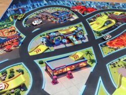 Spielteppich „Monster City“ 160×110 cm mit Tankstelle, Car Wash, Pizzeria, Sprungschanzen und Straßen – bunter Kinderteppich