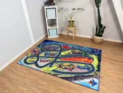 Spielteppich „Monster City XL“ 200×140 cm im Kinderzimmer mit bunten Straßen, Lavafeld und Stadtszenen