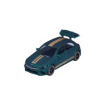 Mattgrünes Mercedes-AMG A 35 Modellauto mit goldenen Racing-Streifen und großem Heckspoiler.