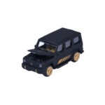 Mattschwarzes Mercedes-AMG G 63 Modellauto mit goldenen Details, geöffneten Motorhaube und goldenen Felgen.
