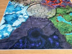 Detailansicht der Schattenwelt und Dschungelwelt auf dem Fantasy-Spielteppich, mit violetten Rissen und sattem Grün.