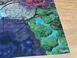 Fantasy-Spielteppich mit Eiswelt und Lavawelt, dekoriert mit Spielfiguren zur Veranschaulichung der 5-Welten-Landschaft.
